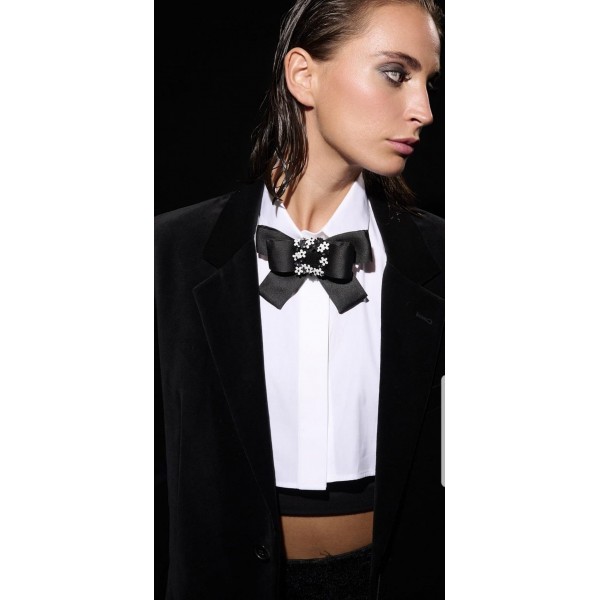 CATHERINE OSTI sagė Emily Black White